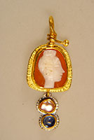 Anhänger Gold 900, Feingold, Palladium
Muschelkamee, Tansanit