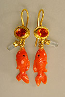 Ohrhänger Gold 900, Feingold, gravierte Koralle, Feueropale, Aquamarinkristalle